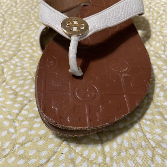 EUC TORY BURCH Thora Sandal Bone Leather Goldtone Logo - Picture 6 of 12